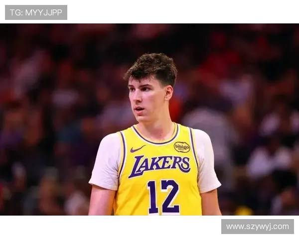 拉拉维亚18分钟内领第六犯被罚下替补席上笑容满面引发热议