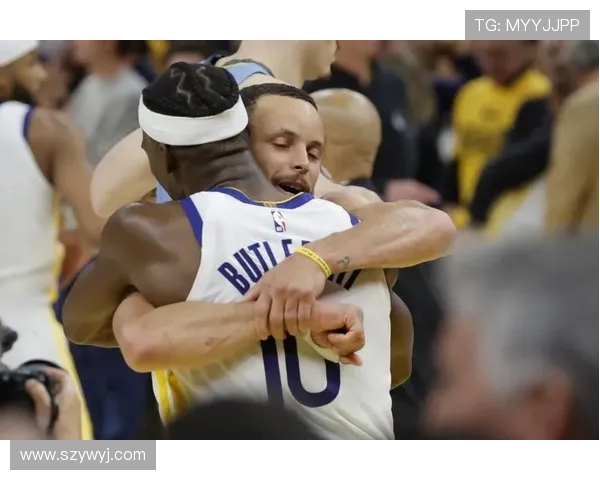 比赛中库里鼓励波杰姆斯基果断出手尽情发挥展现自我投篮风格